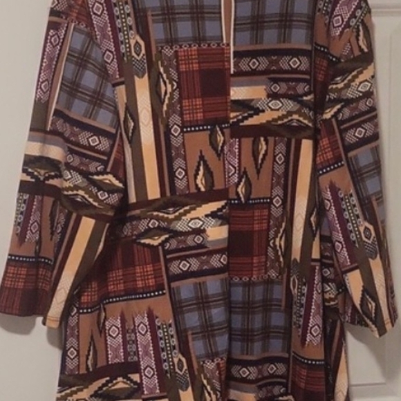 Geometric Patterned Women's Blouse - Picture 5 of 7